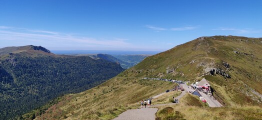 Fototapeta na wymiar Le puy Mary est un sommet des monts du Cantal, vestige du plus grand stratovolcan d'Europe. Il culmine à 1 783 mètres d'altitude.
