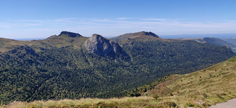Le puy Mary est un sommet des monts du Cantal, vestige du plus grand stratovolcan d'Europe. Il culmine &agrave; 1 783 m&egrave;tres d'altitude.