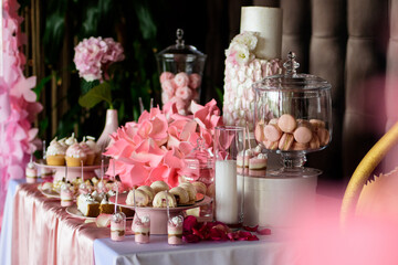 A candy bar with sweets in pink tones.