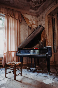Halloween Lostplace - alte Urologen Villa mit Klavier