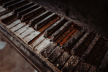 Halloween Lostplace - alte zerfallene Klaviertasten
