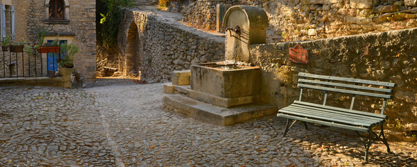 Panoramique fontaine de l'église place de l'église à Montbrun-les-Bains (26570),  Drôme en Auvergne-Rhône-Alpes, France