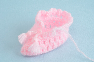 編みかけの赤ちゃんの靴下