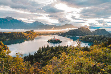 Fototapeta Bleder See in Slowenien mit dramatischem Sonnenaufgang obraz