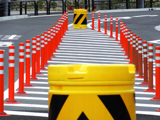 道路の安全地帯のクッションドラム