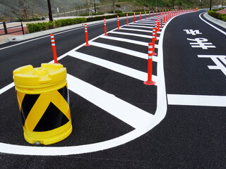 道路の安全地帯のクッションドラム