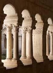 Détail du cloître de l'abbaye de Sénanque à Gordes, France