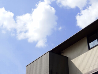 マンションと青空