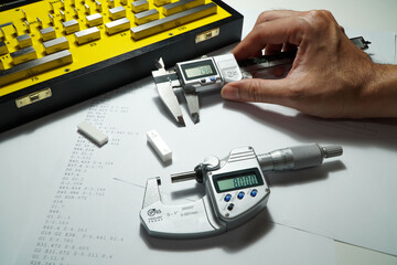 Digital micrometers and digital vernier calipers perform calibration on block grades.
