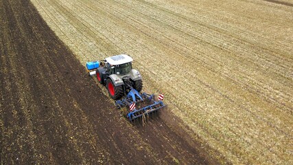 Traktor mit Grubber bearbeitet Acker, Landwirtschaft Luftbild © keBu.Medien