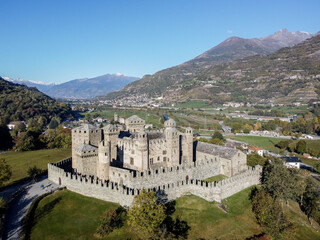 Il castello di Fenis dal drone in Val D Aosta