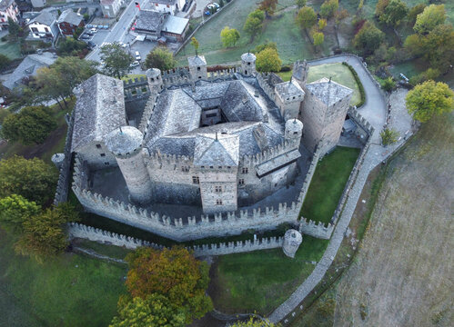 Il castello di Fenis dal drone in Val D Aosta