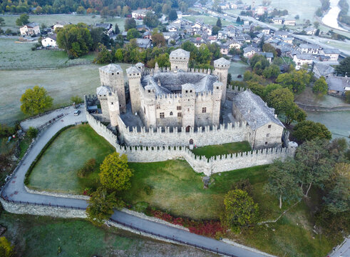 Il castello di Fenis dal drone in Val D Aosta