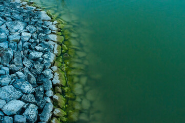 Sassi nell'acqua sulla riva del lago