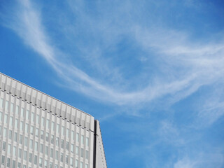 Fototapeta na wymiar 白い雲と青空とビル