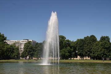 Obraz premium Fontain, Fontaine, Wasser, Schloss, Water, Castle, Stuttgart, Germany, Reisen, Travel, Tourismus, Tourism, Park, Bäume, Trees