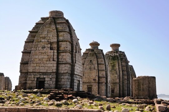 Bathu Ki Ladi are ancient Hindu temple ruins that lay submerged under the waters of Maharana Pratap Reservoir, Pong Dam since 1970. These are believed to have been built by the Pandavas. The rock temp