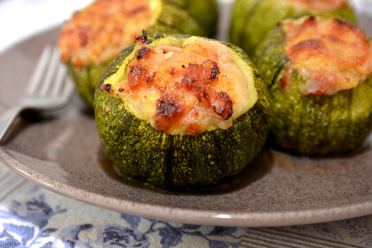 zucchine ripiene con formaggio mozzarella e prosciutto cotto piatto italiano al forno