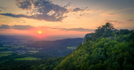 Fototapeta na wymiar Sonnenuntergang über Berg