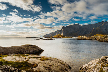  Widok na wyspie Moskenoya, należącej do archipelagu Lofoty w Norwegii - obrazy, fototapety, plakaty