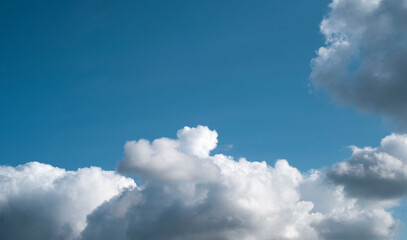 Naklejka na ściany i meble chmury na tle błękitnego nieba 