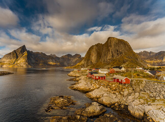  Widok na wyspie Moskenoya, należącej do archipelagu Lofoty w Norwegii - obrazy, fototapety, plakaty
