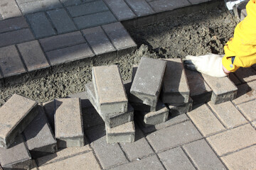 歩道のタイル張り工事