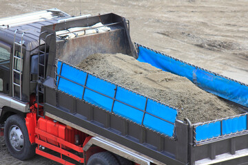 工事現場で砂を運ぶダンプカー