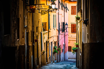 Gasse mit bunten Häusern in Pombino in der Toskana, Italien
