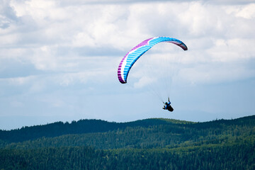 Gleitschirmflieger in der Luft 