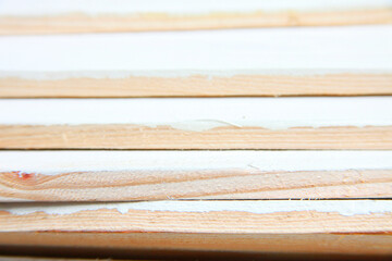 白いペンキを塗った材木