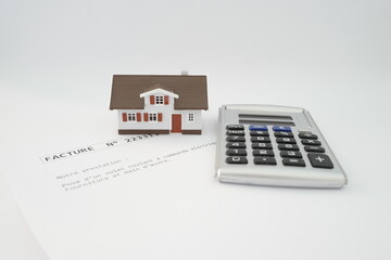 petite maison facture et calculatrice