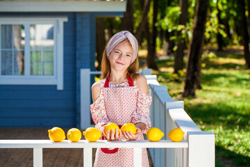 Obraz premium Happy young teenage girl with lemons