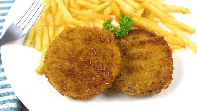 cordon bleu et frites dans une assiette