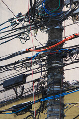 電柱に密集した電線