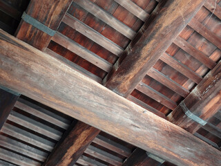 木の柱と天井の梁