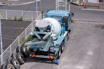 コンクリートミキサー車の後ろ姿