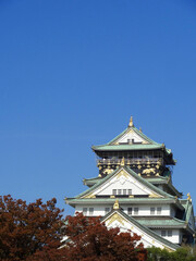 Obraz premium 大阪城天守閣と青空