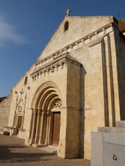 Fototapeta na wymiar Eglise ancienne dans le sud de la France