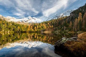 Fototapeta na wymiar Alps mirror in a mountain lake, Austria