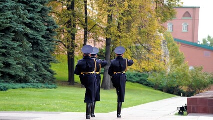 Obraz premium Guard of honor in Alexander garden around Unknown Solder Grave near Kremlin wall in autumn time