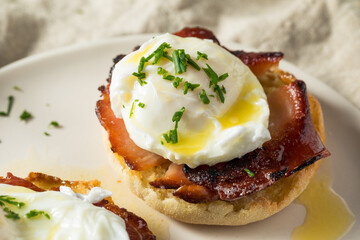 Warm Homemade Eggs Benedict