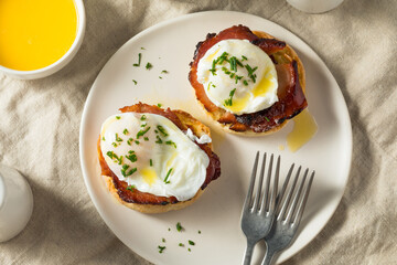Warm Homemade Eggs Benedict