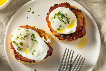 Warm Homemade Eggs Benedict