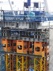 陸橋工事の鉄骨支柱