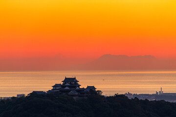 松山城と伊予灘（夕景）