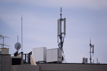 マンションの屋上、携帯電話基地局のアンテナ