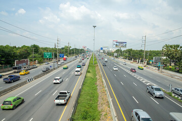 Fototapeta na wymiar Traffic on Phahonyothin road in the afternoon.