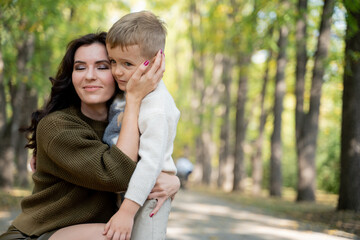 Naklejka premium mom with son in the park