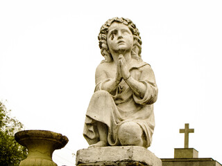 Fototapeta na wymiar Estátua, anjo rezando